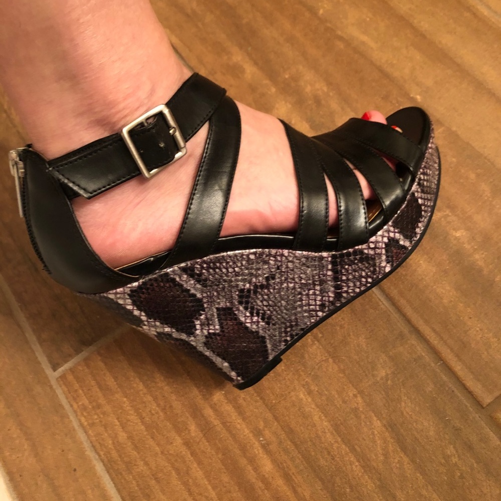 Kenneth Cole REACTION Wedge Sandals - Picture 4 of 4